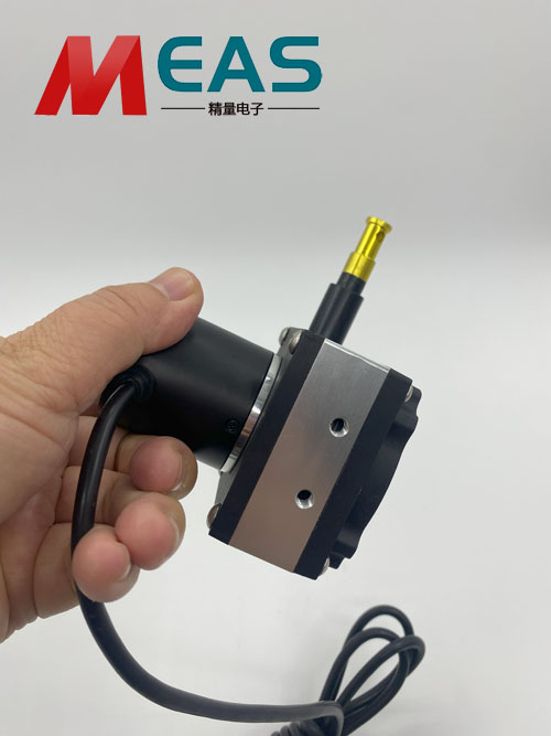 電流拉繩位移傳感器自主開發(fā)的轉(zhuǎn)換模塊進行信號轉(zhuǎn)換